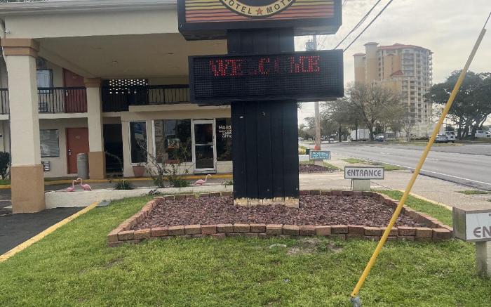 Hole Inn the Wall Hotel - Fort Walton Beach - Sunset Plaza - near Beaches & Hurlburt