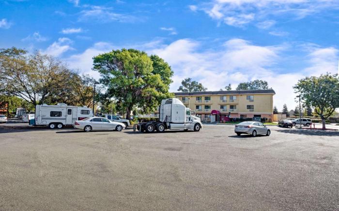 Days Inn by Wyndham Woodland