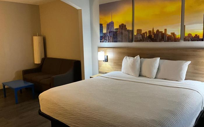 Days Inn & Suites by Wyndham Albany