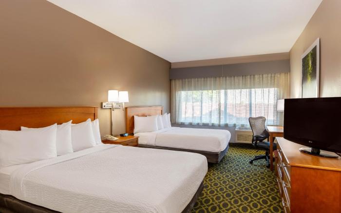 Days Inn & Suites by Wyndham Madison