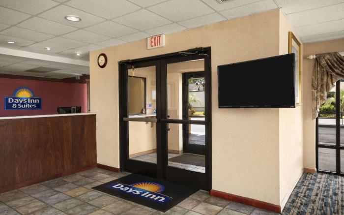 Days Inn & Suites by Wyndham Savannah Midtown
