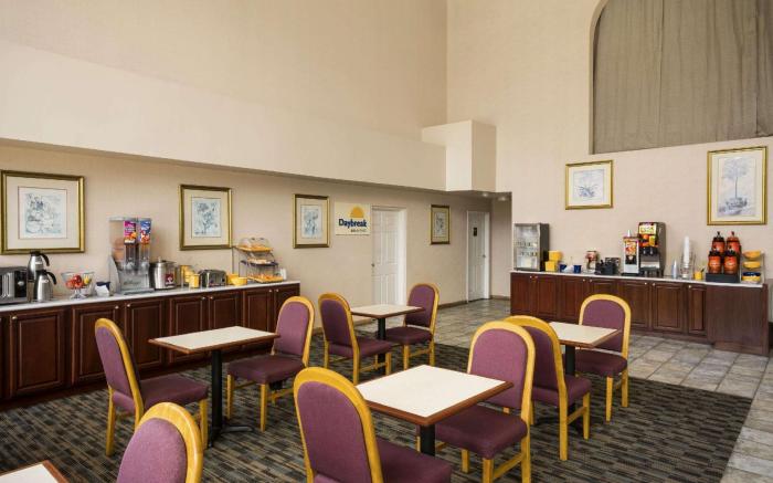 Days Inn & Suites by Wyndham Savannah Midtown