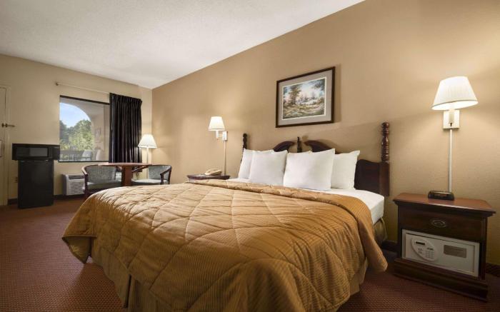 Days Inn & Suites by Wyndham Savannah Midtown