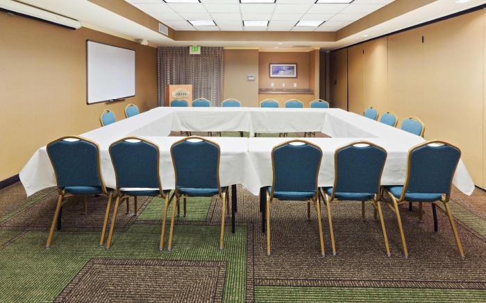 La Quinta Inn & Suites by Wyndham Houston Bush IAH South