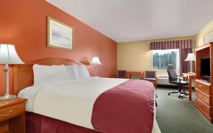 Days Inn by Wyndham Lumberton