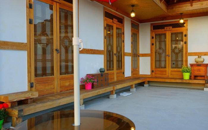 Jeonju Dwaejikkum Hanok