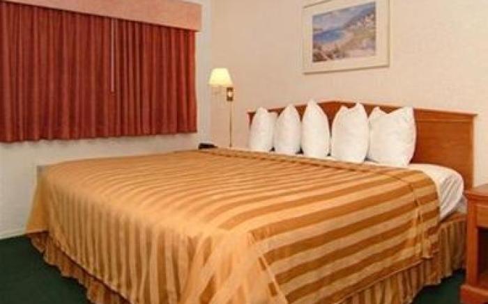 Quality Inn & Suites Mackinaw City Beachfront