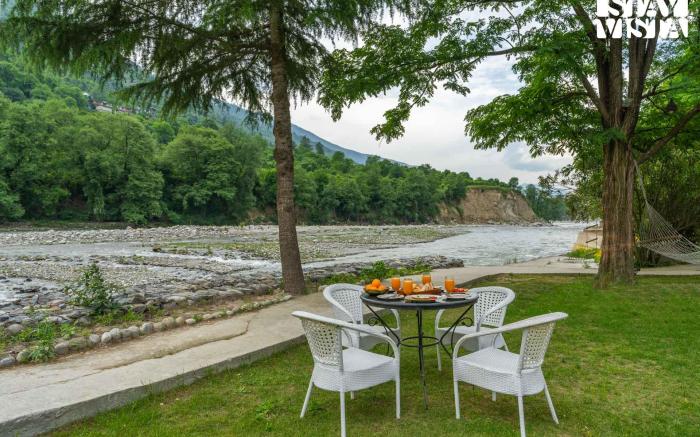 StayVista at Moets Waterfront Estate 3 BR Raison