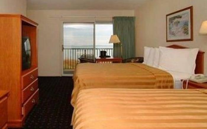 Quality Inn & Suites Mackinaw City Beachfront