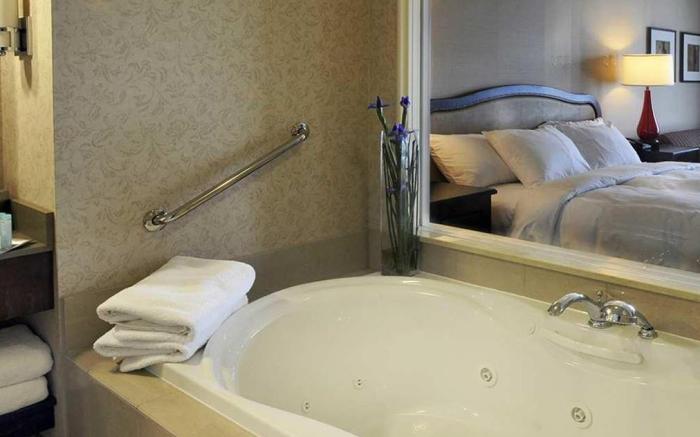 Hilton Niagara Falls Fallsview Hotel and Suites