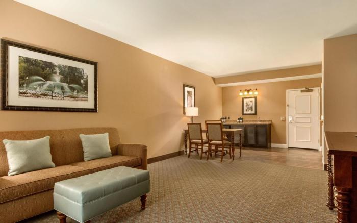 Embassy Suites by Hilton Savannah