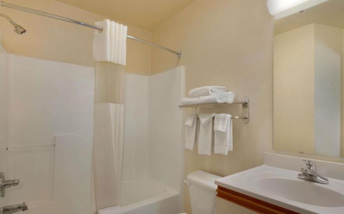 Days Inn & Suites by Wyndham Green Bay WI.