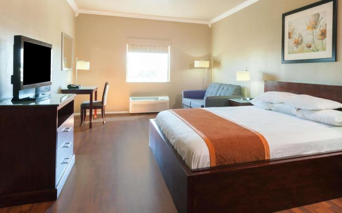 Super 8 by Wyndham Groesbeck