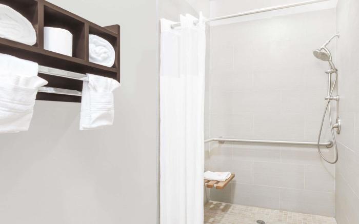 Days Inn & Suites by Wyndham Madisonville