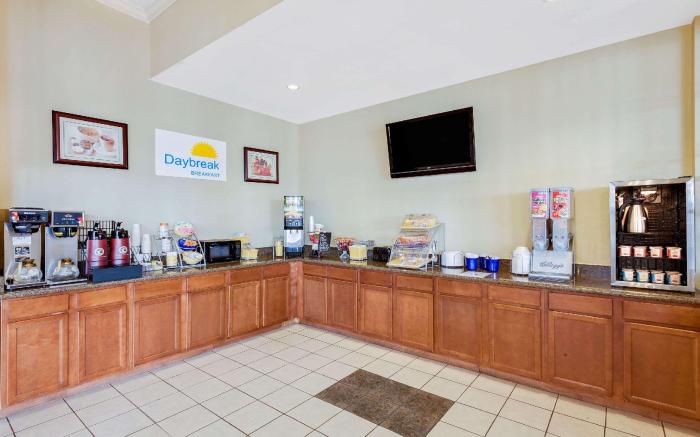 Days Inn by Wyndham Bay City