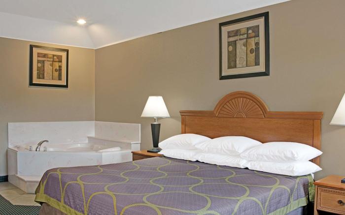 Super 8 By Wyndham Montgomery/ Lake Conroe