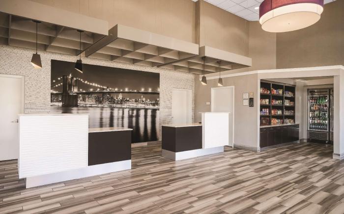 La Quinta Inn & Suites by Wyndham Clifton/Rutherford
