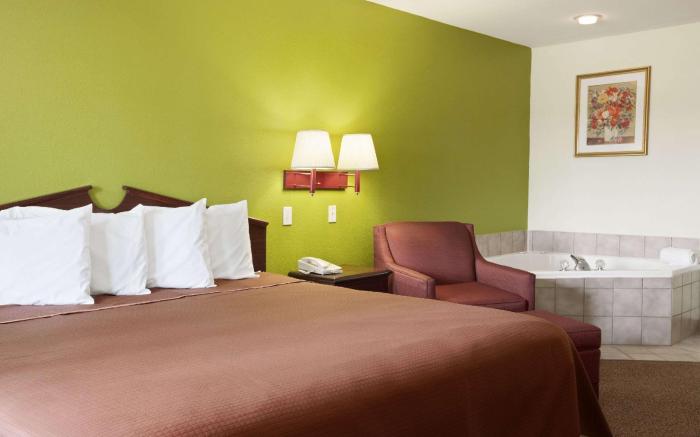 Howard Johnson by Wyndham Grand Prairie Near Lone Star Park