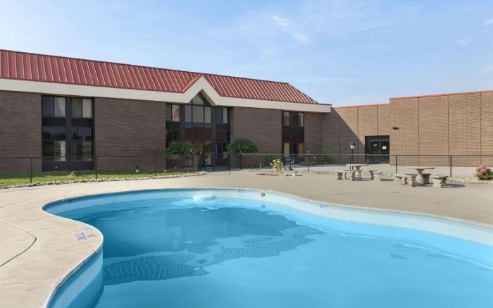 Super 8 By Wyndham Harrison Oh