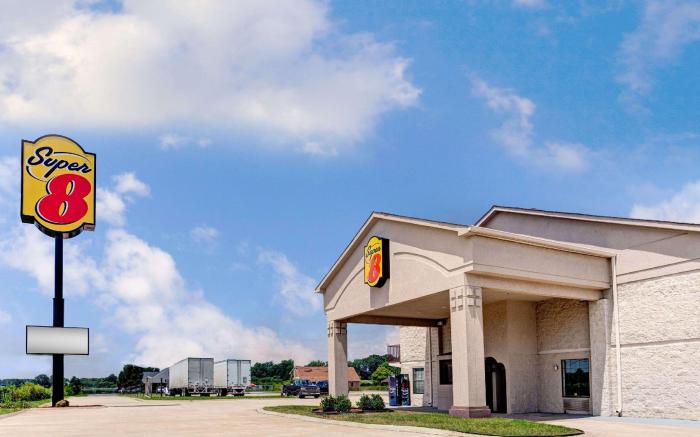 Super 8 By Wyndham Clarksville East
