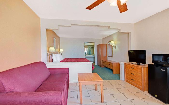 Days Inn & Suites by Wyndham Braunig Lake