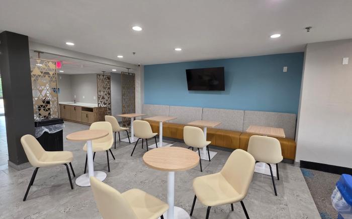 Days Inn & Suites by Wyndham Brandon Amphitheater