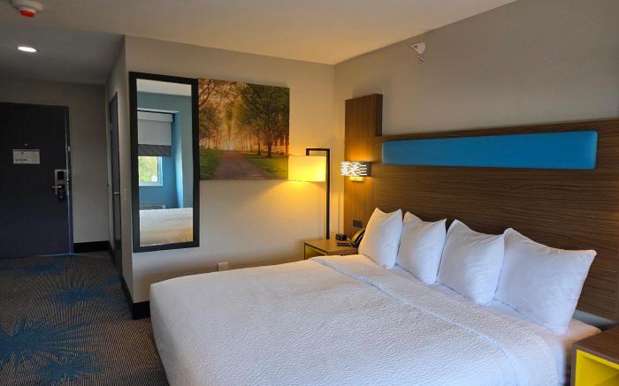 Days Inn & Suites by Wyndham Brandon Amphitheater