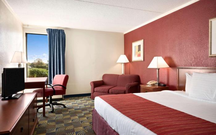 Days Inn & Suites by Wyndham Fayetteville NW Ft Bragg