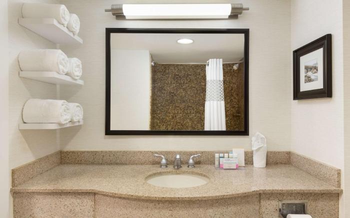 Hampton Inn & Suites Manchester-Bedford