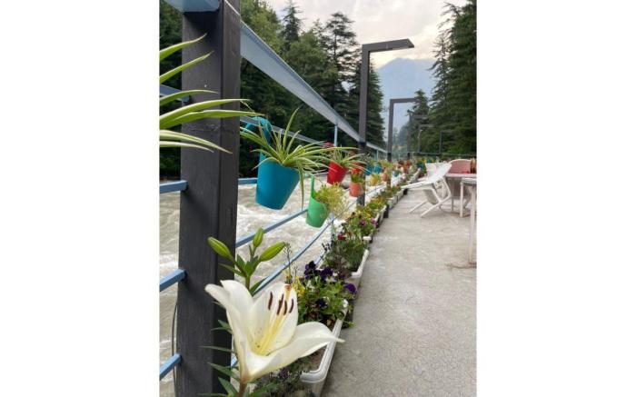 Moksha Riverside Resort Kasol