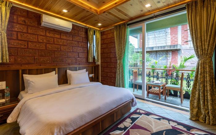 Status Villa by StayVista - Valleys view, Traditional-modern blend interiors, Private plunge pool &