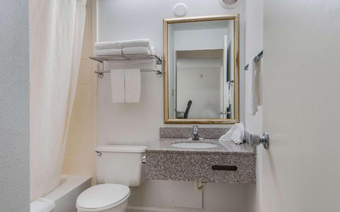 Econo Lodge Inn & Suites