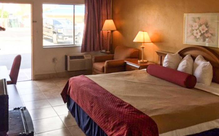 Econo Lodge North