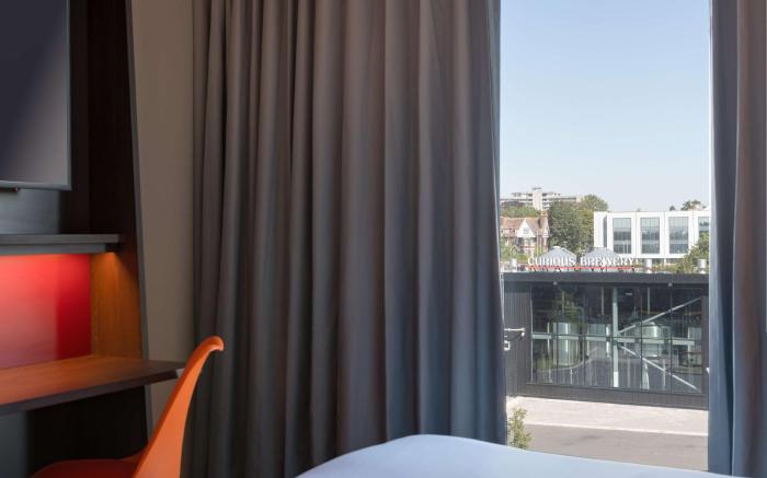Hampton by Hilton Ashford International