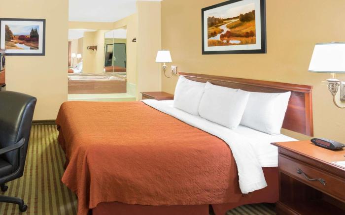 Howard Johnson by Wyndham Chattanooga Lookout Mountain I-24