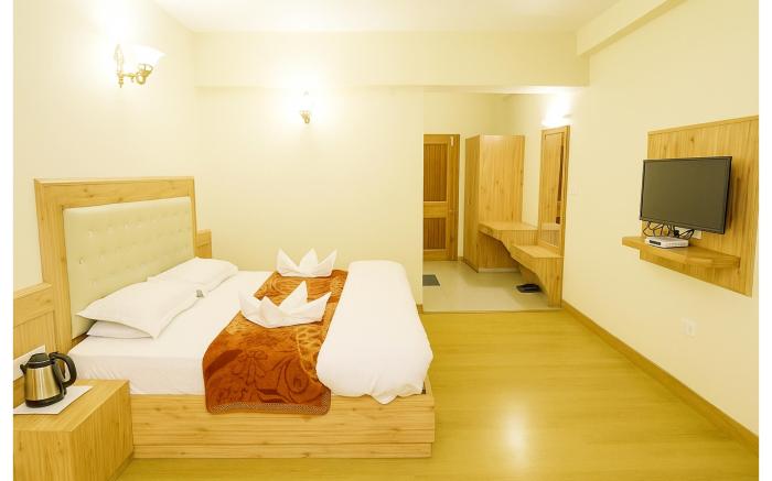 Goroomgo New Ambika Mall Road Manali