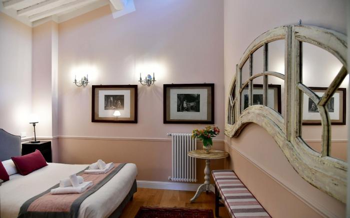 La Croce D'oro Santa Croce Suite Apartments