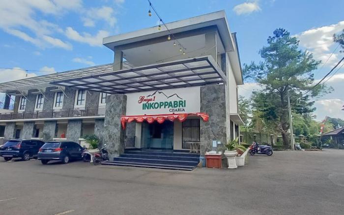 RedDoorz Premium @ Griya Inkoppabri Cisarua Puncak