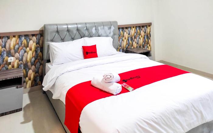 RedDoorz Syariah near GOR Satria Area