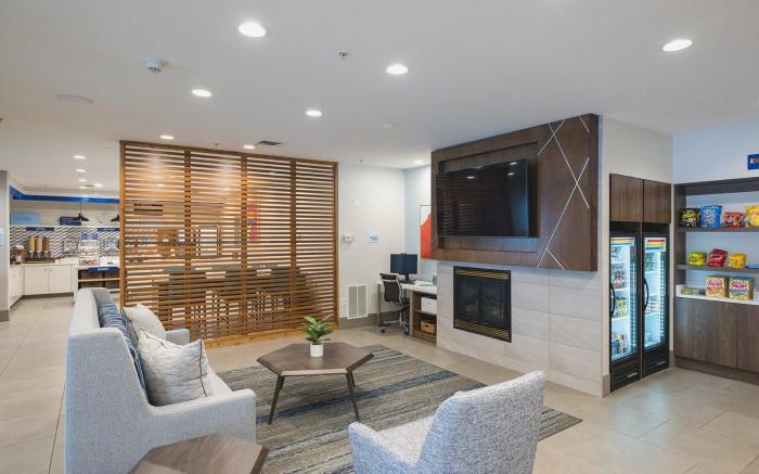Holiday Inn Express & Suites Marquette By IHG