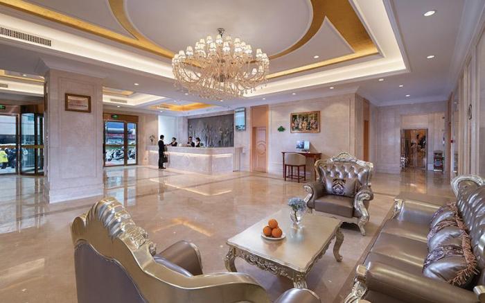 Vienna Hotel Guiyang Qianlingshan Park Yan'an West Road Metro Station