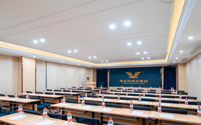Vienna Hotel Anhui Huainan Government Affairs Center South High-Speed Railway Station