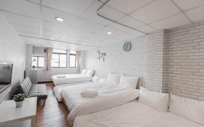 Love Taipei G6 - Luxury - Taipei 101 - MRT Ximen Station - accommodates 1-8 people.
