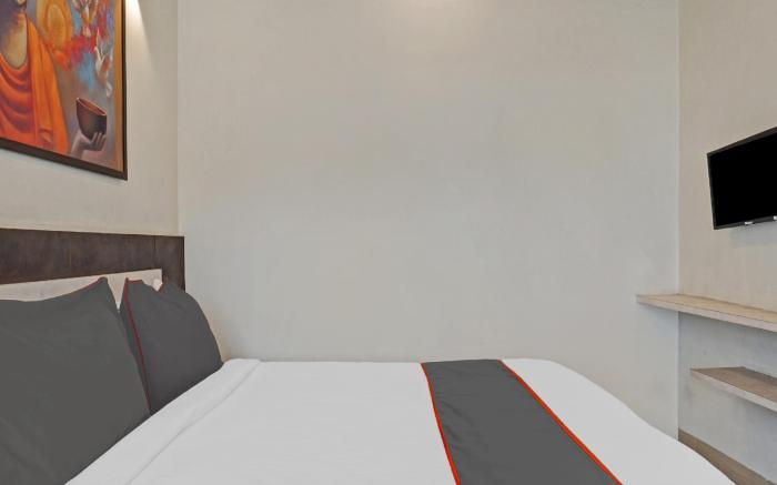 Collection O Royce Studios Near Pune Airport