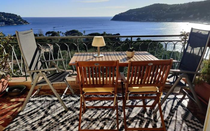 Vintage flat on Villefranche bay Free car-park