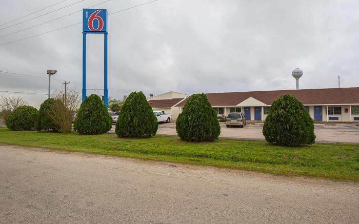 Motel 6 Madisonville, TX