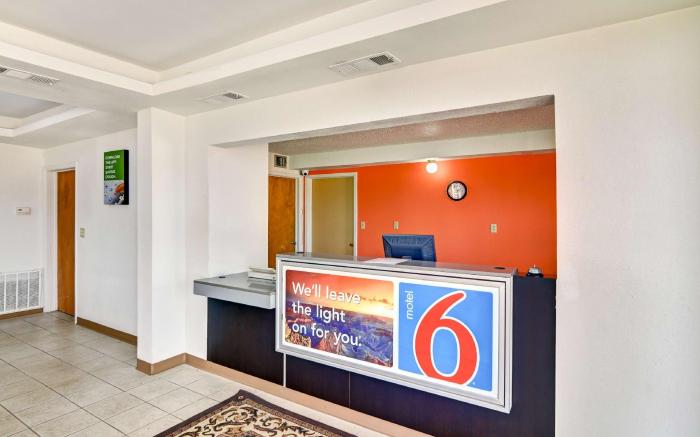 Motel 6 Lindale, TX