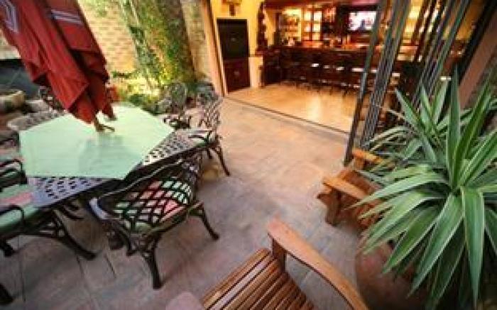 Le Cozmo Guesthouse