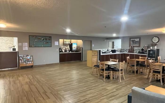 Days Inn & Suites by Wyndham Williamsburg IA North
