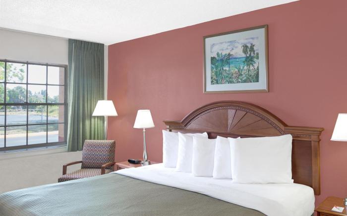 Howard Johnson by Wyndham Ft. Myers FL